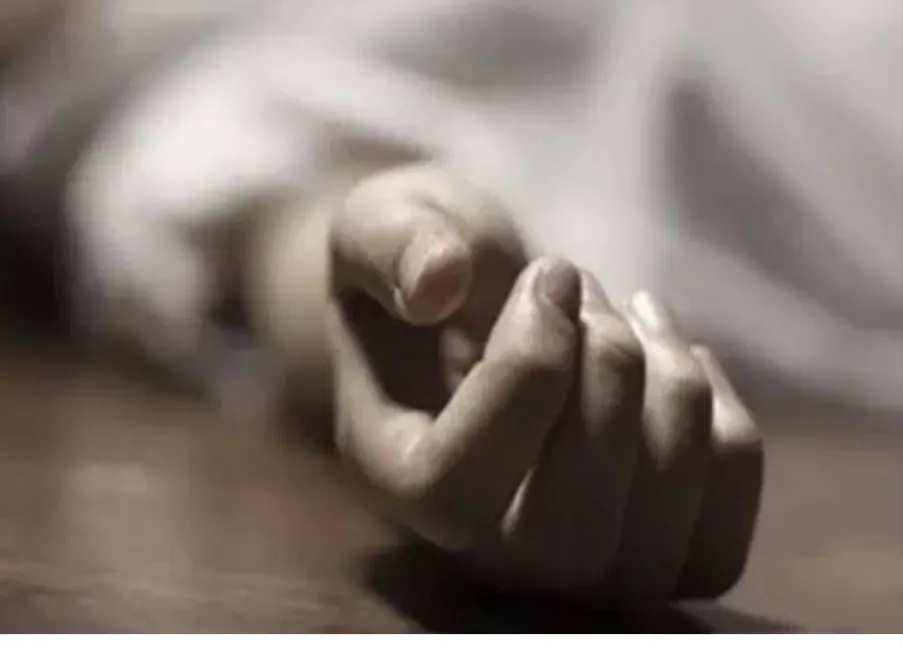 बेकाबू कार ट्रैक्टर में घुसी, एक की मौत