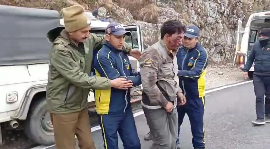 पर्यटकों की कार खाई में गिरी, एक की मौत, एसडीआरएफ ने चार लोगों की बचाई जान