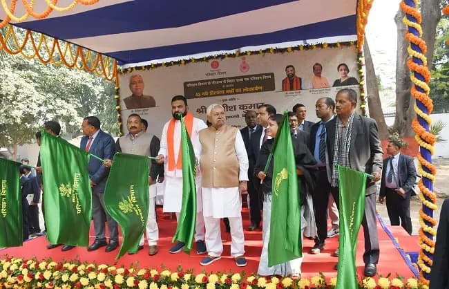 मुख्यमंत्री ने परिवहन विभाग की 43 डीलक्स बसों को हरी झंडी दिखाकर किया रवाना