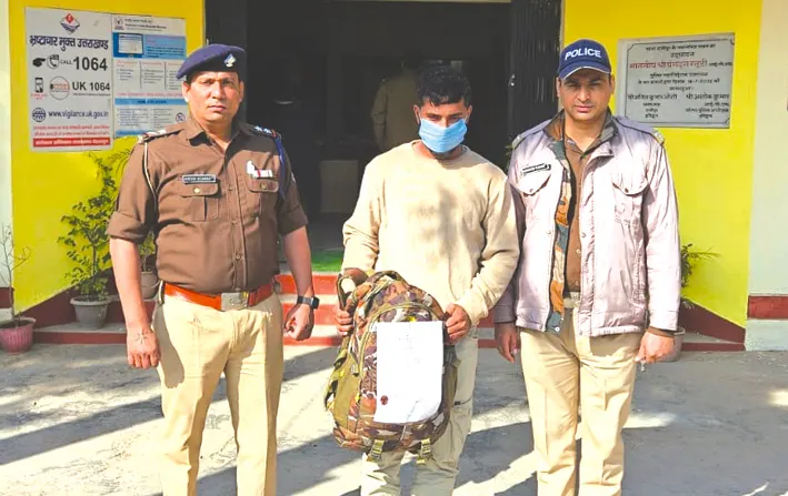 दाे किलो गांजा के साथ कार सवार नशा तस्कर गिरफ्तार, डिलीवरी लेने आया स्कूटी सवार फरार