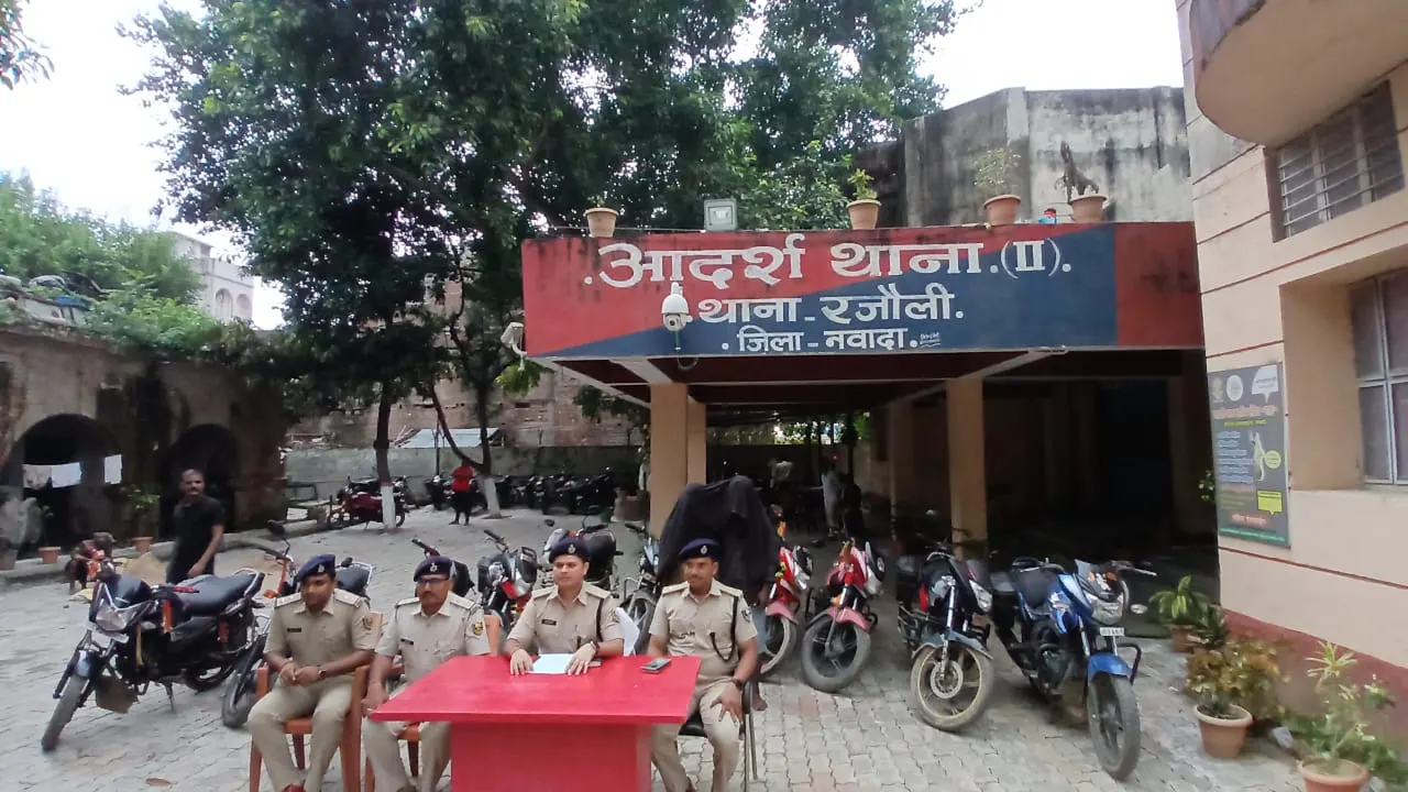 पुलिस ने चोरी के ग्यारह मोटरसाइकिल के साथ दो शराब धंधेबाजों को दबोचा