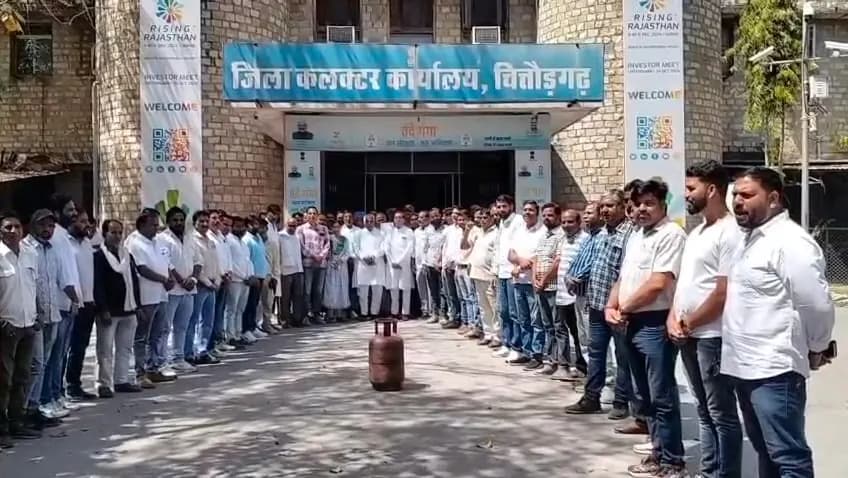गैस की किल्लत पर कांग्रेस का प्रदर्शन, ज्ञापन सौंप आम जन को राहत देने की मांग