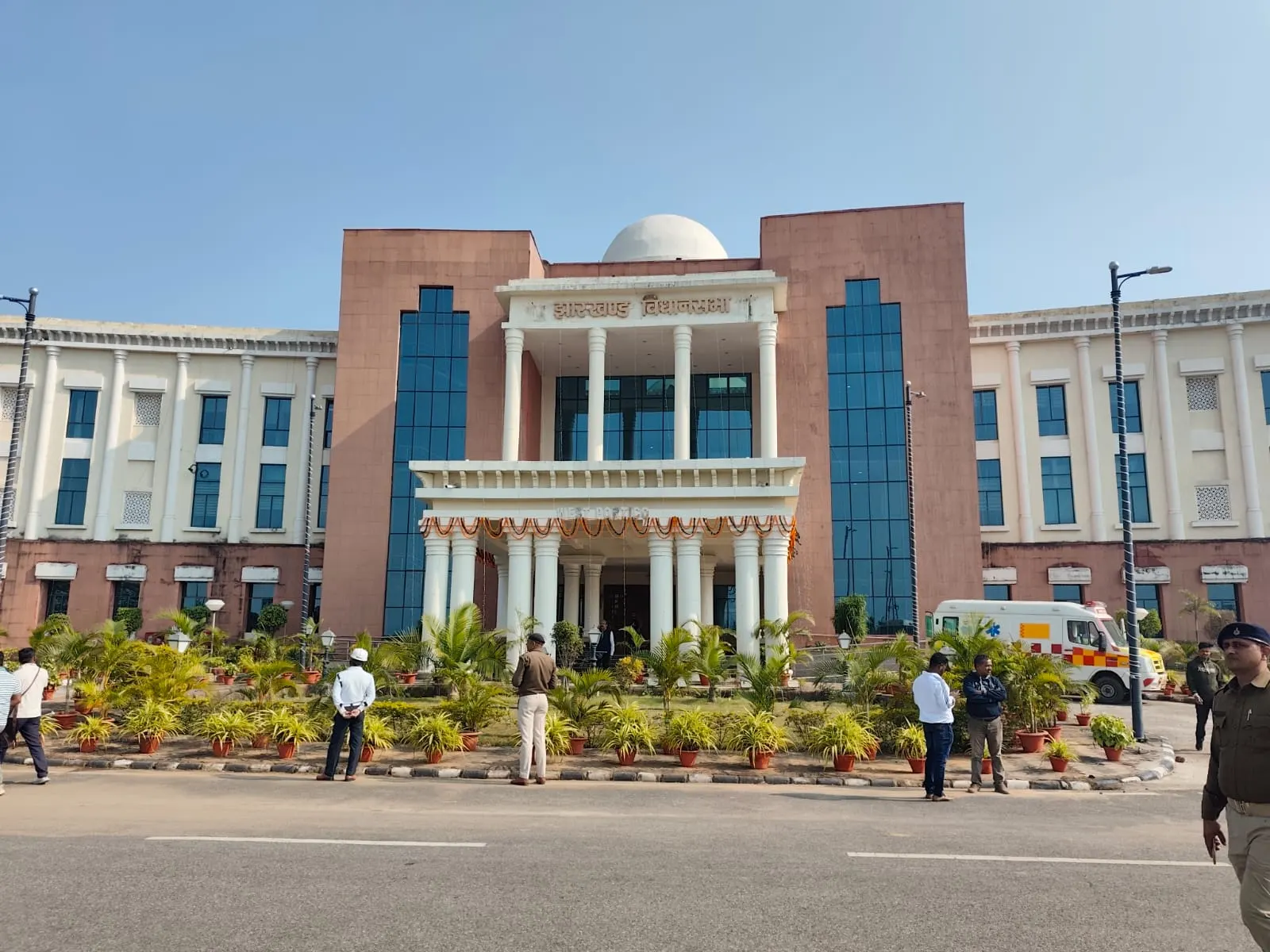 झारखंड विधानसभा के 25 वे स्थापना दिवस पर विधानसभा प्रांगण में रजत जयंती का आयोजन, मुख्यमंत्री सहित कई नेता मंत्री मौजूद