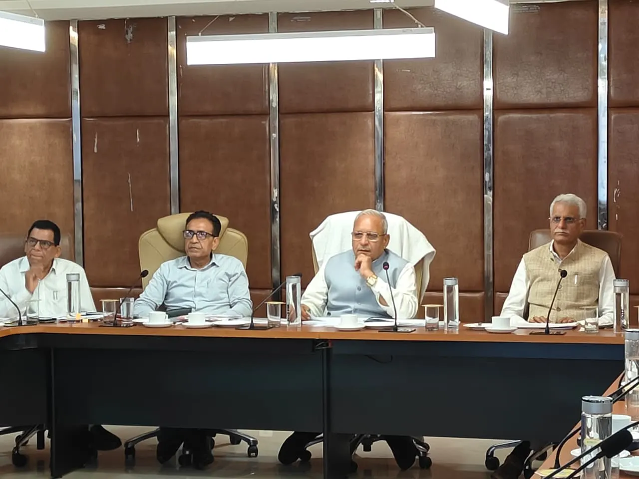 निर्धारित समय-सीमा में पूरी हों भवन एवं सड़क परियोजनाएं: रणबीर गंगवा