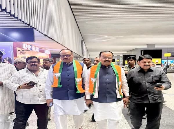तकनीकी खराबी के कारण एक घंटे विमान में फंसे रहे यूपी के दाेनाें उपमुख्यमंत्री