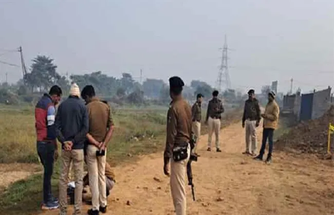 बिहार के पटना में पुलिस ने मुठभेड़ में अपराधी राकेश कुमार के पैर में मारी गोली