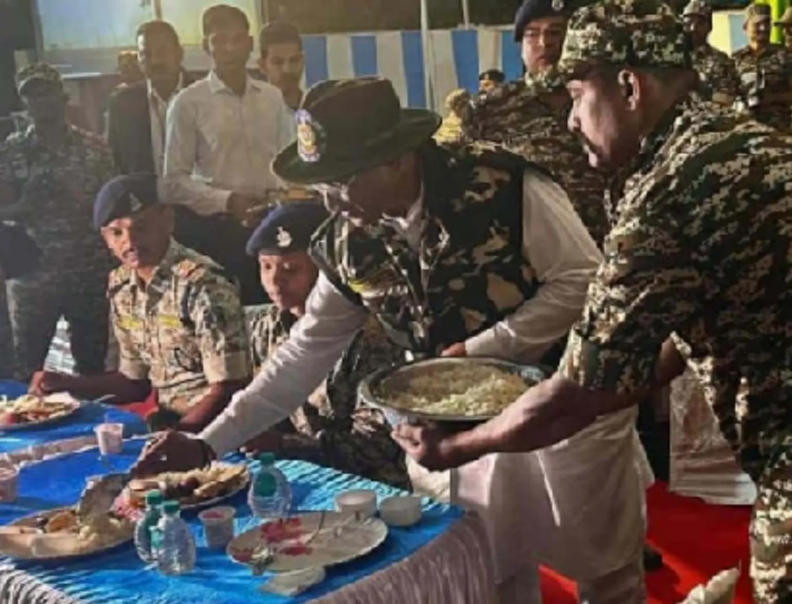 मुख्यमंत्री ने बस्तर के सेड़वा स्थित सीआरपीएफ कैंप में बिताई रात , जवानों को परोसा भाेजन
