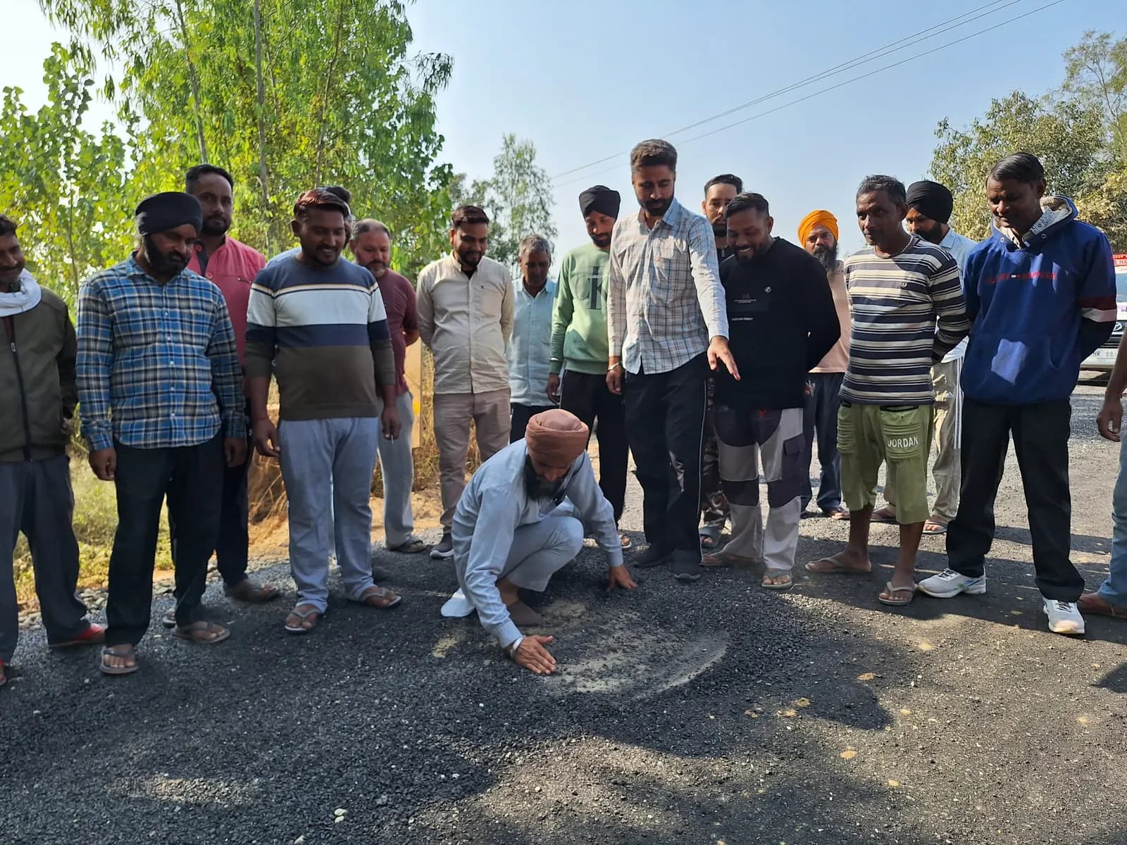 यमुनानगर: सड़क निर्माण में घटिया सामग्री के इस्तेमाल ने ग्रामीणाें ने बंद कराया काम