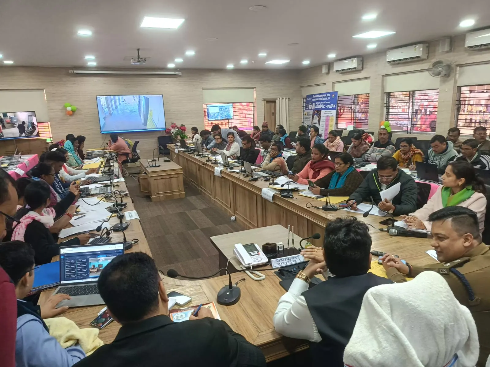 मॉक पोल के बाद रामगढ़ में शुरू हुआ मतदान, डीसी एसपी पहुंचे कंट्रोल रूम