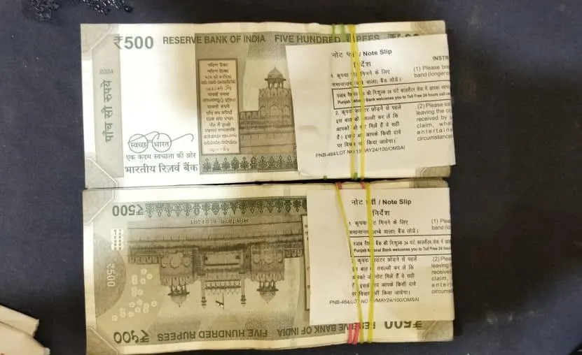 धनबाद में पिकअप वैन से एक लाख नकदी बरामद