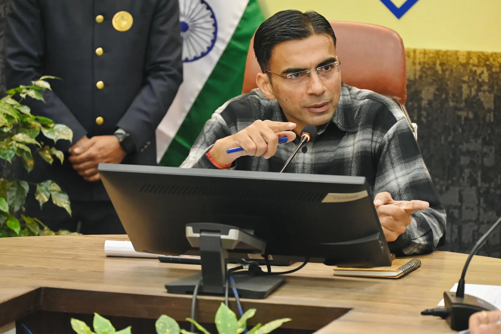 जिले में बड़े बकायदारों पर कार्रवाई, तीन संपति कुर्क