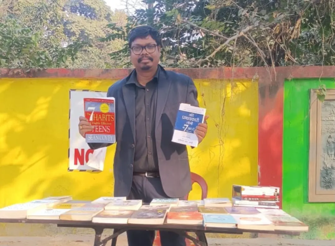 लाइब्रेरी को आंदोलन का रूप देकर संजय गांवों में बदल रहे छात्राें का भविष्य