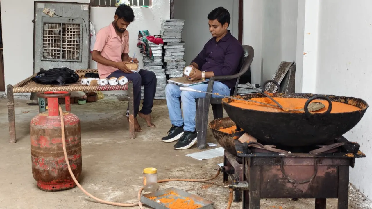 औरैया में मिलावटखोरों पर गिरी गाज! FSDA की टीम ने मारा छापा, खराब मोतीचूर के लड्डू कराए नष्ट