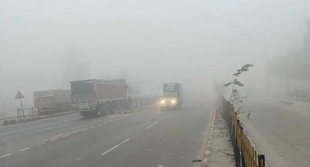 उत्तर बिहार में कोहरे का कहर , विजिबिलिटी शून्य के करीब होने से सड़कों पर रेंग रहे वाहन
