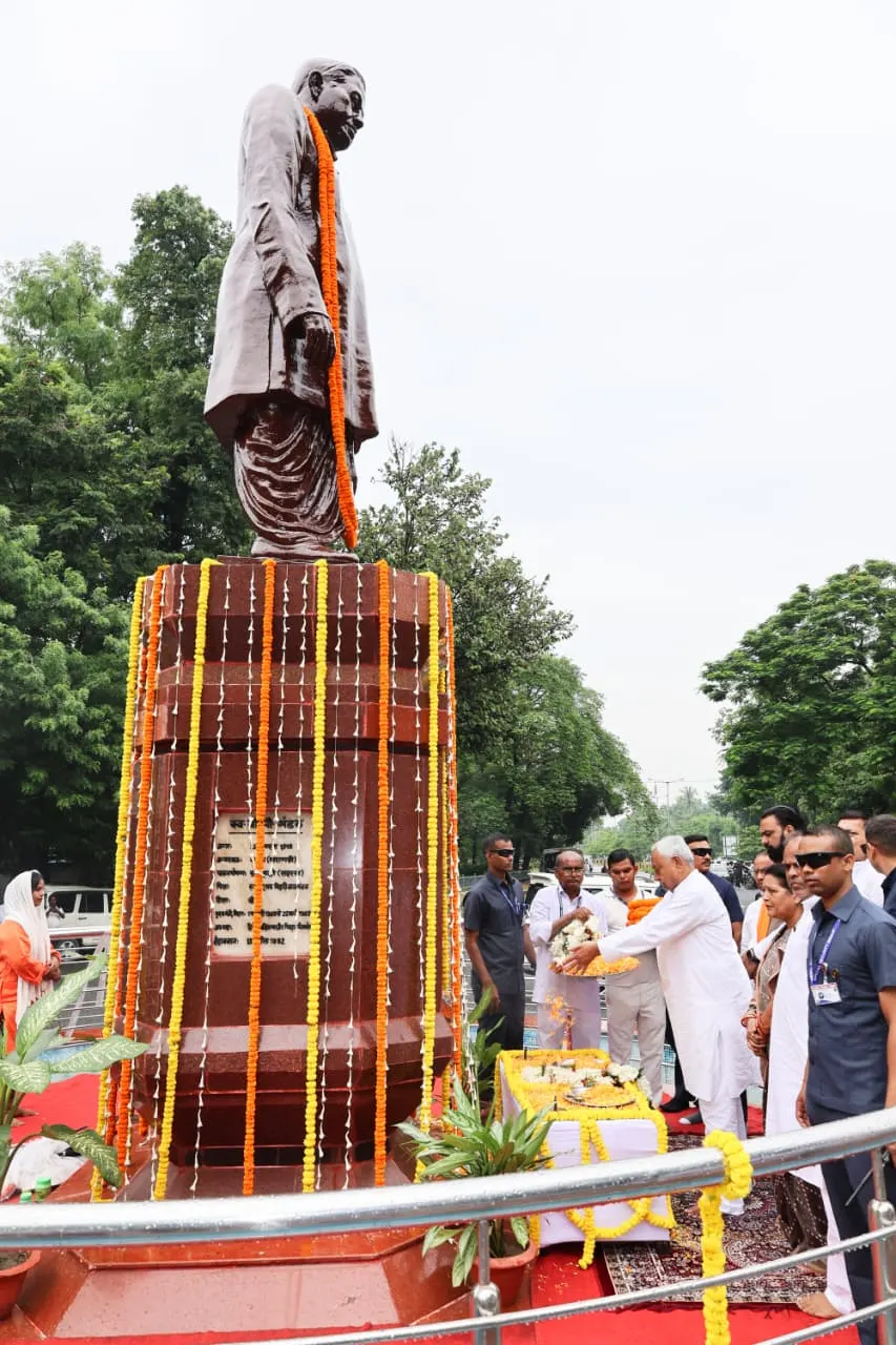 बिहार के मुख्यमंत्री ने विभिन्न परियोजनाओं का किया शिलान्यास, बीपी मंडल को दी श्रद्धांजलि