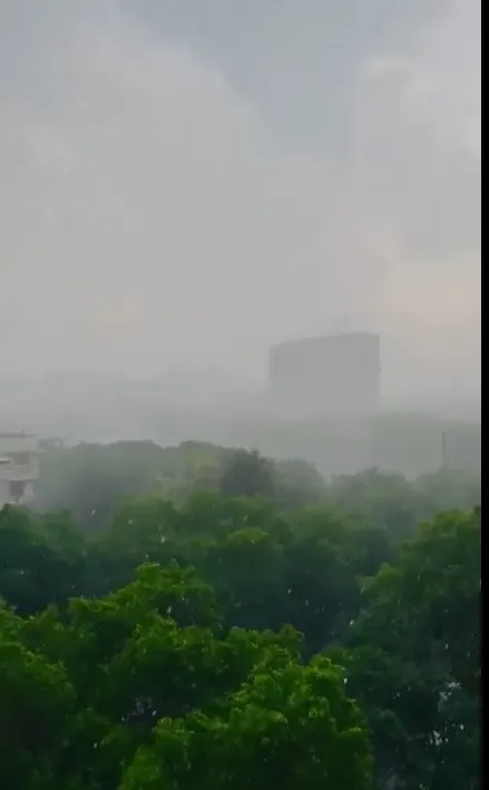 दिल्ली-एनसीआर में मौसम का यू-टर्न: आंधी, बारिश और ओलावृष्टि से गर्मी पर ब्रेक