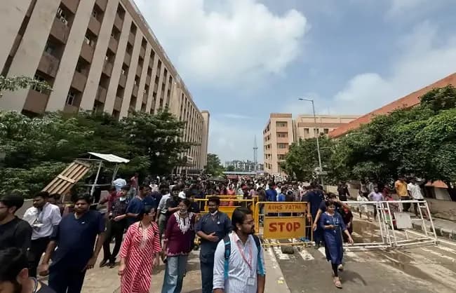 शिवहर विधायक चेतन आनंद के दुर्व्यवहार से नाराज पटना एम्स के डॉक्टरों ने किया प्रदर्शन