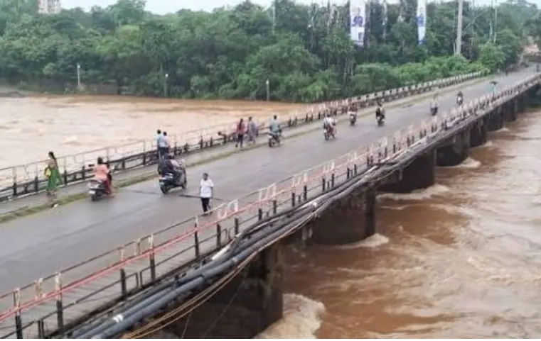 जमशेदपुर में बाढ़ का खतरा, खतरे के निशान से ऊपर पहुंची खरकई