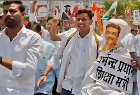 पेपर लीक प्रकरण में कांग्रेसियों ने केंद्रीय मंत्री का फूंका पुतला