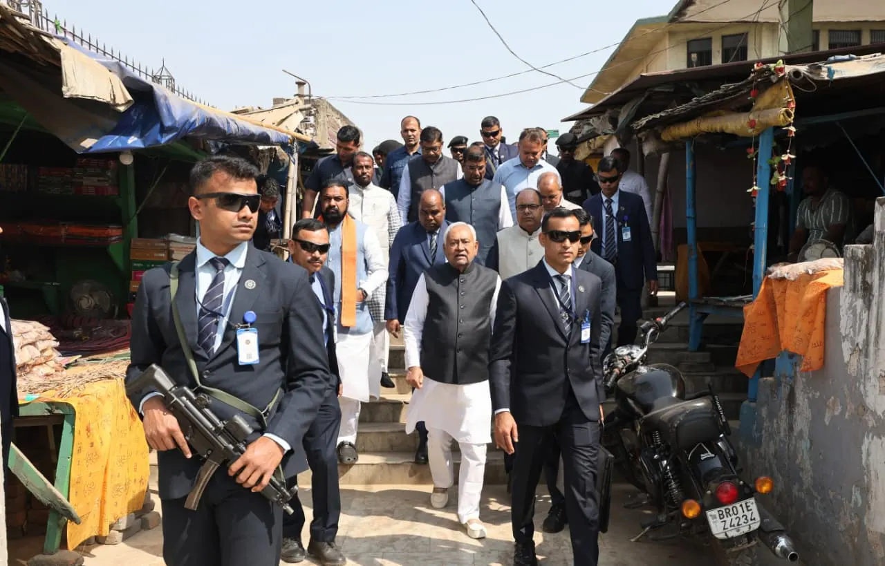 मुख्यमंत्री नीतीश कुमार ने बांस घाट विद्युत शवदाह गृह एवं संपर्क सड़क निर्माण कार्य का किया निरीक्षण