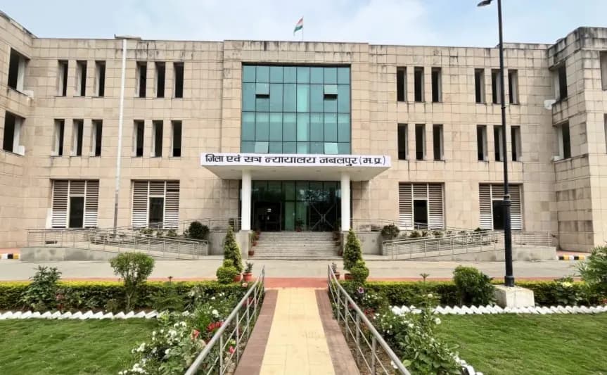 आदिवासी जमीनों को बेचकर धोखाधड़ी करने वाले रमाकांत सतनामी और गैंग पर कोर्ट के आदेश के बाद दर्ज हुई एफआईआर