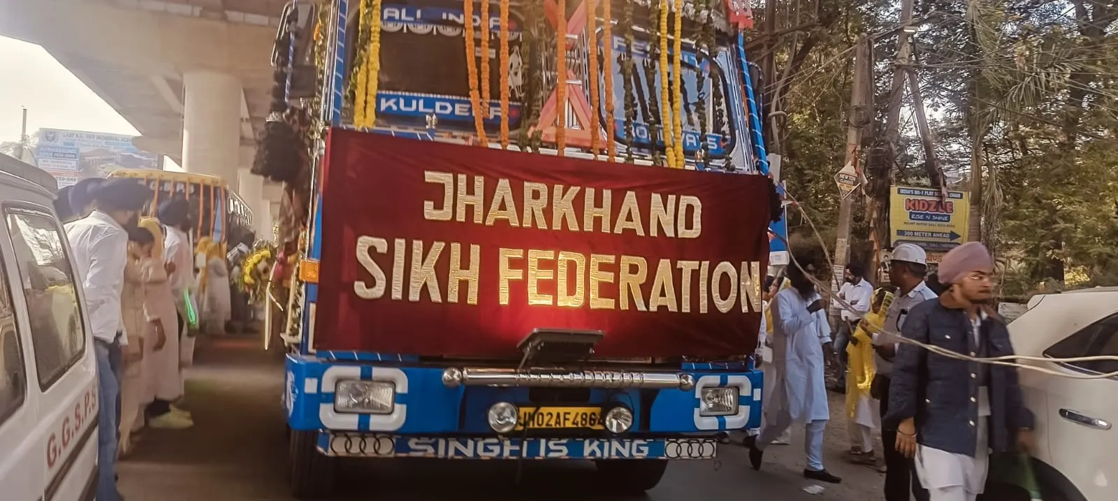 प्रकाश उत्सव पर गुरुनानक देव की निकाली गई झांकी व शोभायात्रा