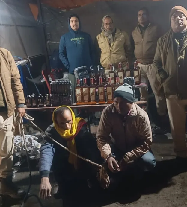 स्कूल बस से 79 बोतल शराब जब्त,बस चालक और मैनेजर गिरफ्तार