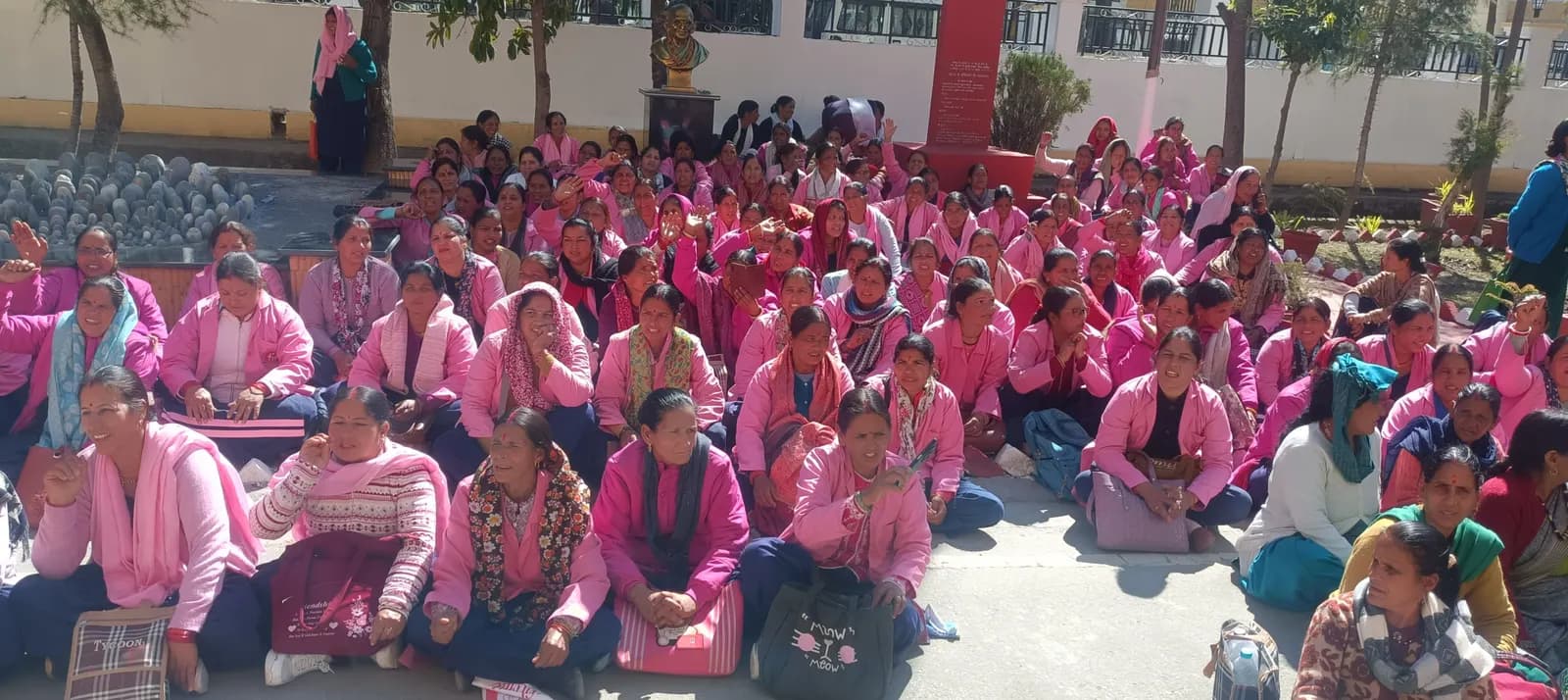उत्तरकाशी में आशा कार्यकर्ताओं ने भरी हुंकार