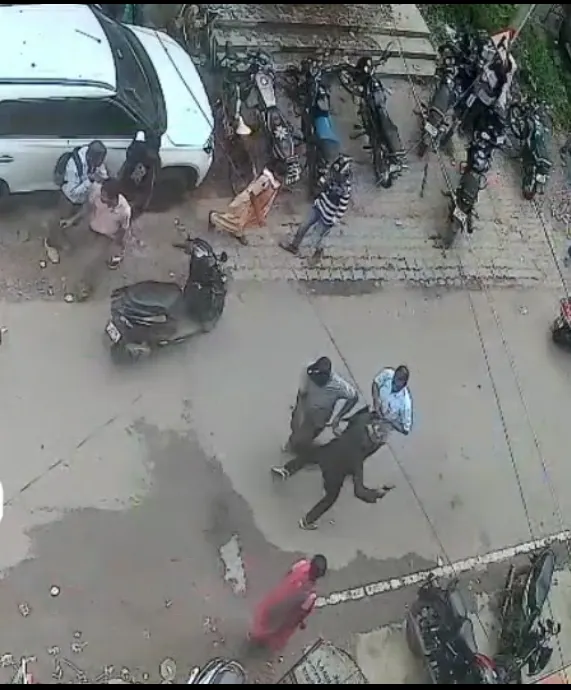 दिनदहाड़े पांच लाख की लूट, पेट्रोल पंप का कर्मचारी घायल