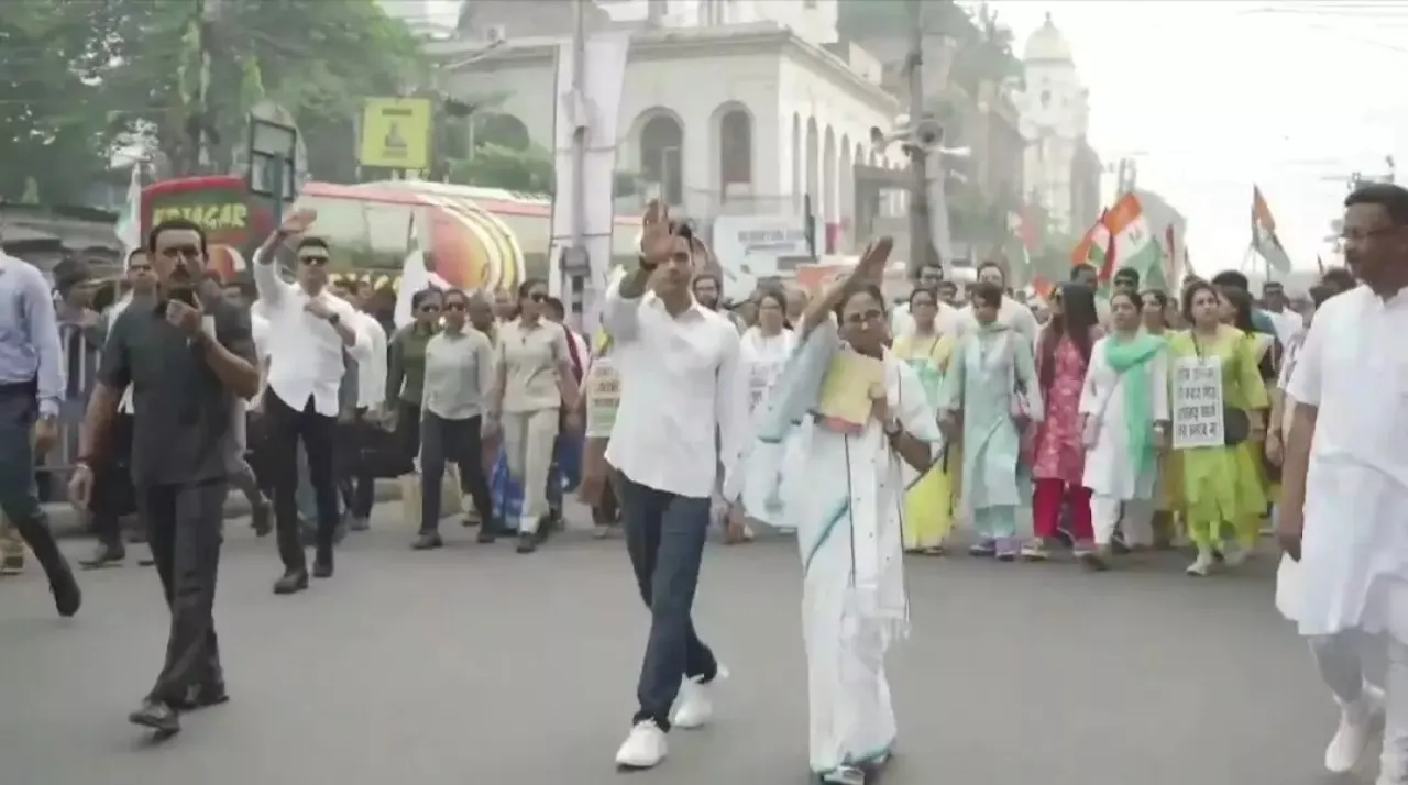 एसआईआर शुरू होने के दिन ममता बनर्जी का कोलकाता में विरोध मार्च, भाजपा से सीधी टक्कर