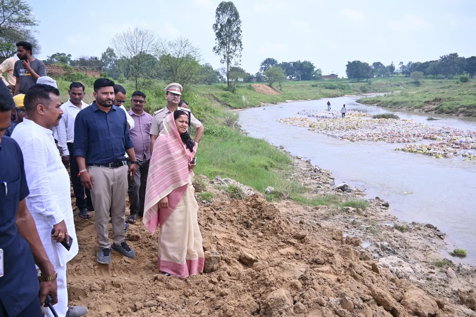 मंत्री लक्ष्मी राजवाड़े ने गोबरी नाला पर अस्थायी रपटा निर्माण कार्य का किया निरीक्षण