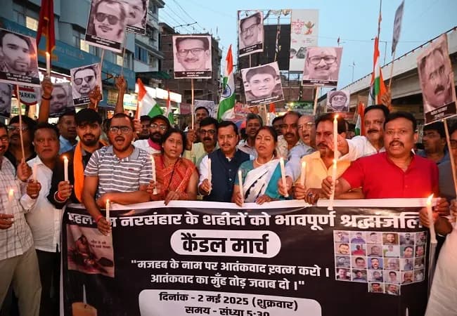 पहलगाम में हुए आतंकी हमले के खिलाफ निकाला गया कैडिल मार्च