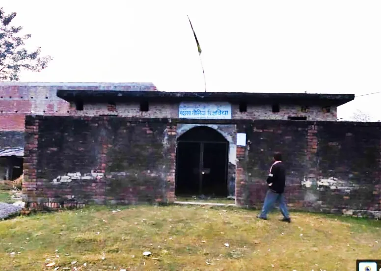 खलिहान की भूमि से हटाया गया अवैध मदरसा, संचालक को 1.07 लाख क्षतिपूर्ति का नोटिस भी जारी