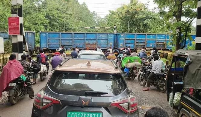 लमानी रेलवे क्रॉसिंग में जाम में फंसने का सिलसिला जारी, ओवरब्रिज की मांग