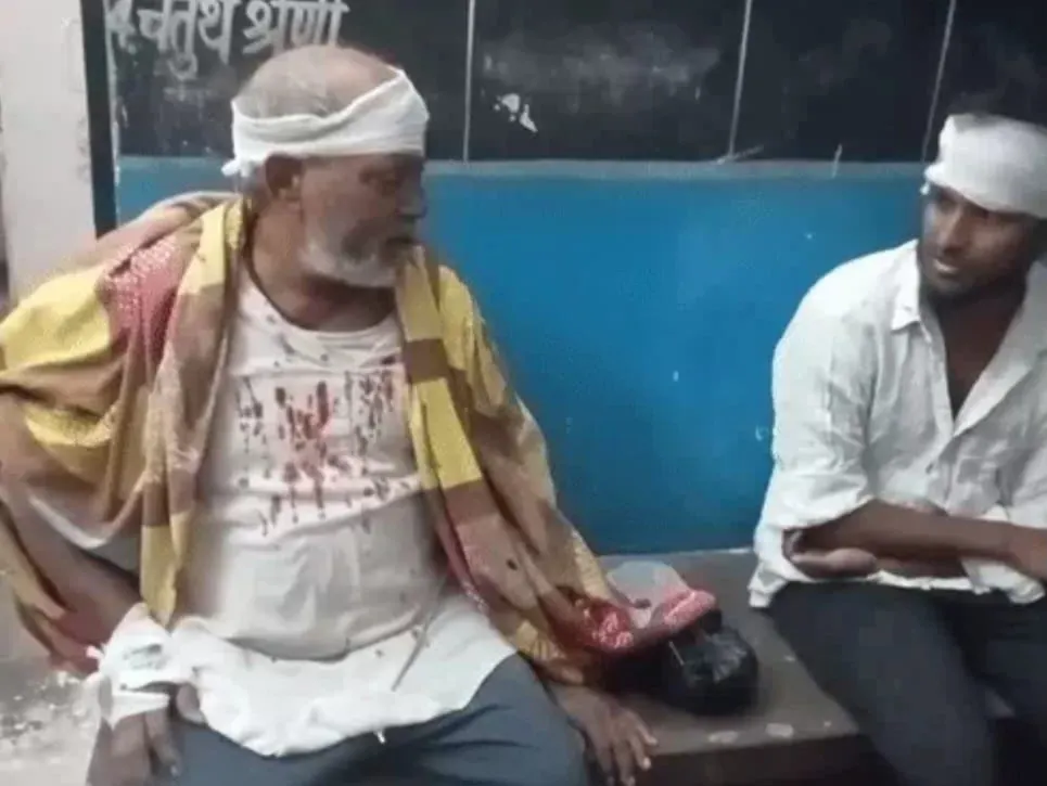 सुलतानपुर : पटाखा फैक्टरी में 12 धमाकाें से दहला मियागंज, विस्फाेट से उड़ी छत, 12 घायल