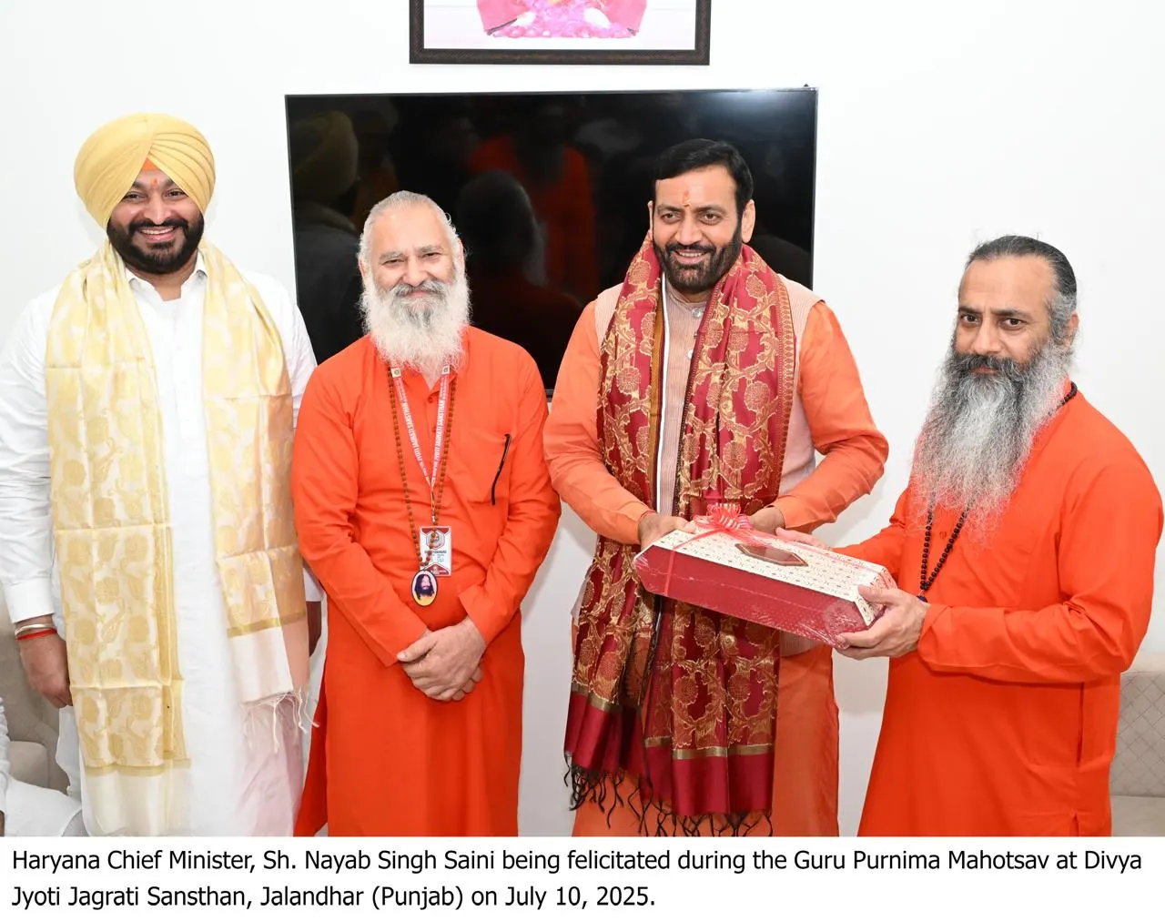 गुरु पूर्णिमा पर हरियाणा के मुख्यमंत्री नायब सिंह सैनी ने दी पर्यावरण संरक्षण की प्रेरणा, जालंधर में गुरुओं का लिया आशीर्वाद