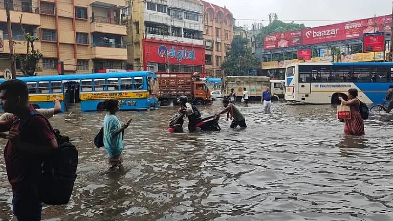 कोलकाता में कहर की बारिश, करंट से अलग-अलग घटनाओं में 8 लोगों की मौत, राज्यभर में 10 की गई जान