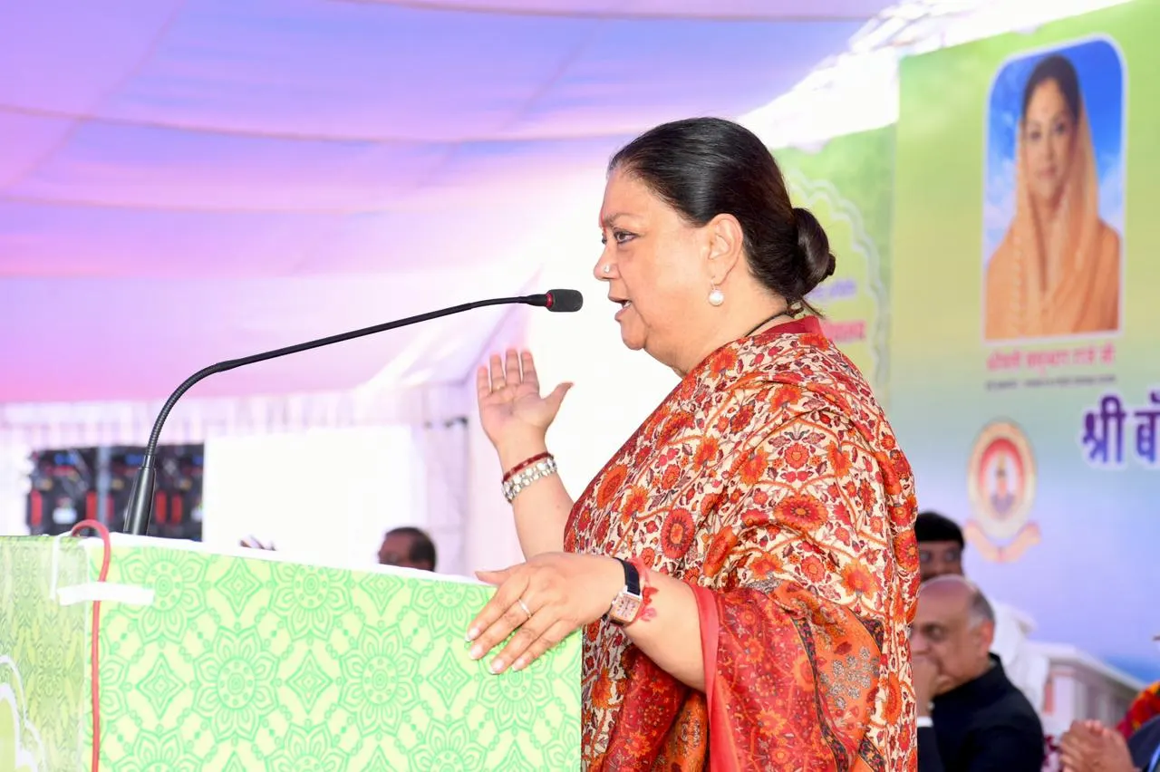 पुरुषों के मुक़ाबले तीन गुना मेहनत करनी पड़ती है, तब जाकर महिलाओं को मिलता है राजनीति में स्थान-वसुन्धरा राजे