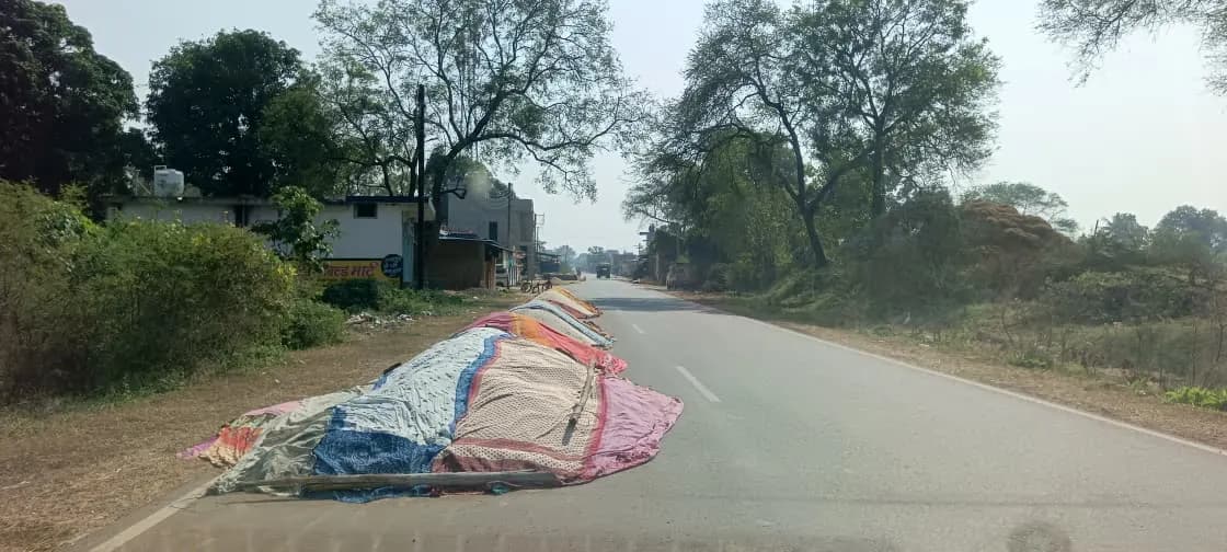 सड़क पर धान सुखा रहे किसान, बढ़ी दुर्घटना की आशंका