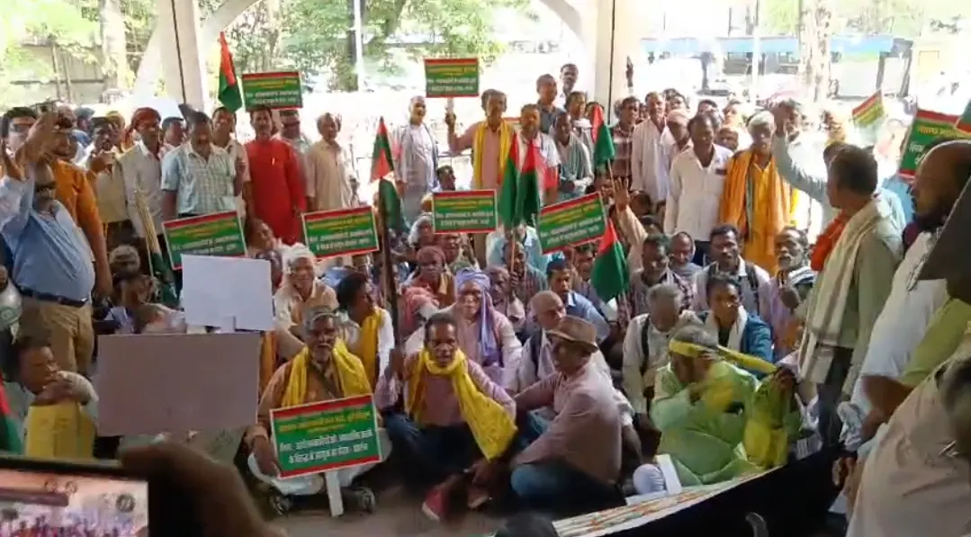 झारखंड आंदोलनकारियों के सम्मान की मांग को लेकर विरोध प्रदर्शन, प्रशासन पर उपेक्षा का लगाया आरोप