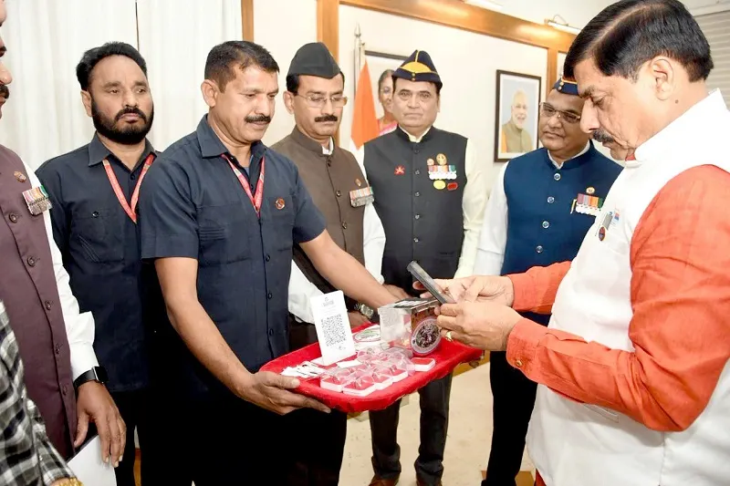 मप्रः मुख्यमंत्री डॉ. यादव ने सैनिक कल्याण के लिए क्यूआर कोड से भेंट किए 11 हजार रुपये