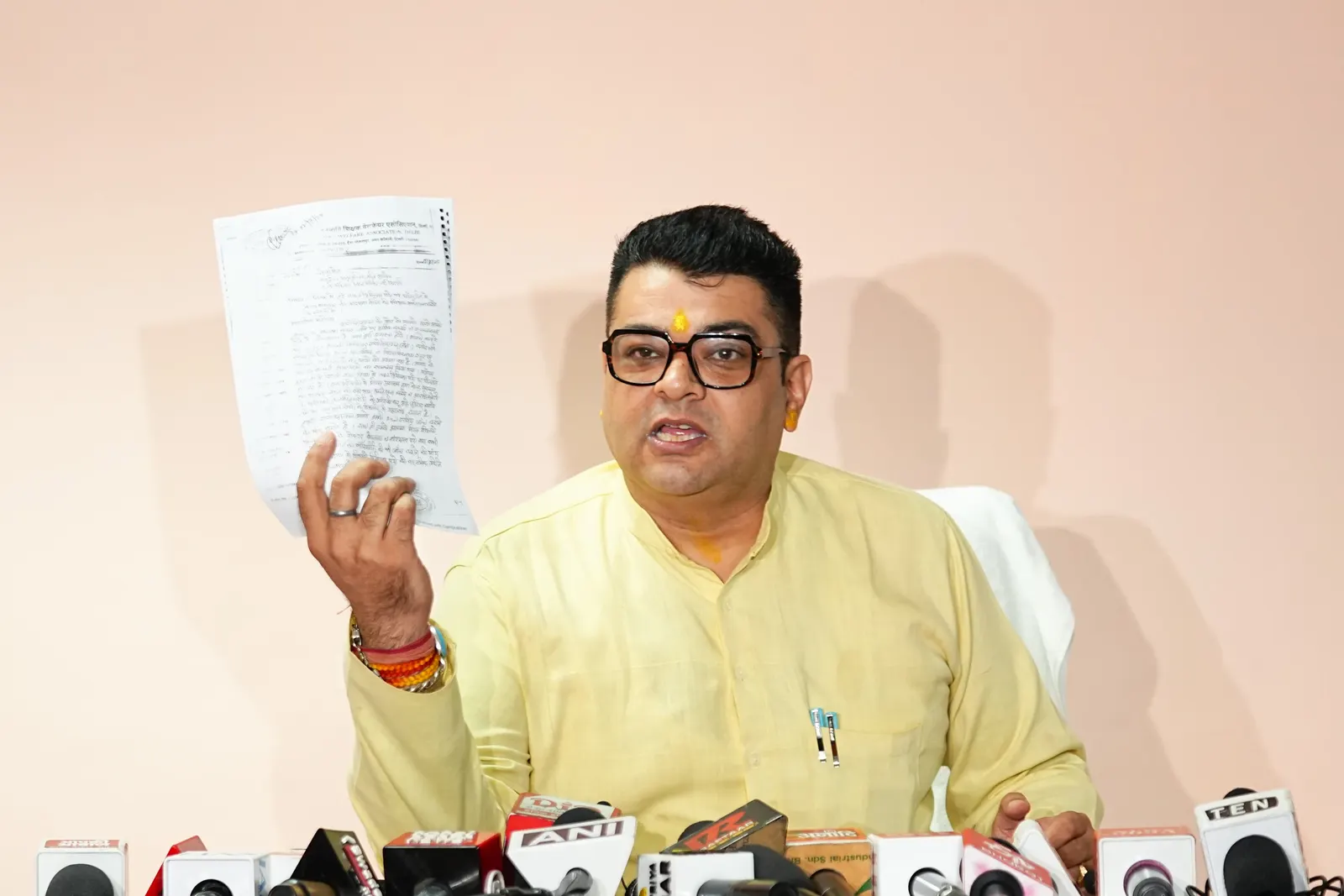 एमसीडी की पदोन्नति सूची में भारी अनियमितता का आरोप, आम आदमी पार्टी का भाजपा पर तीखा हमला — "दलित शिक्षकों का हक मार रही है बीजेपी", बोले नेता प्रतिपक्ष अंकुश नारंग