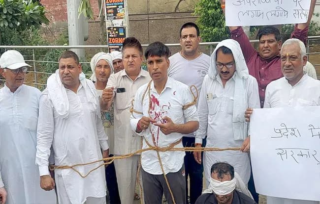 सोनीपत: कपड़ों पर खून डालकर बिगड़ती कानून व्यवस्था के खिलाफ प्रदर्शन