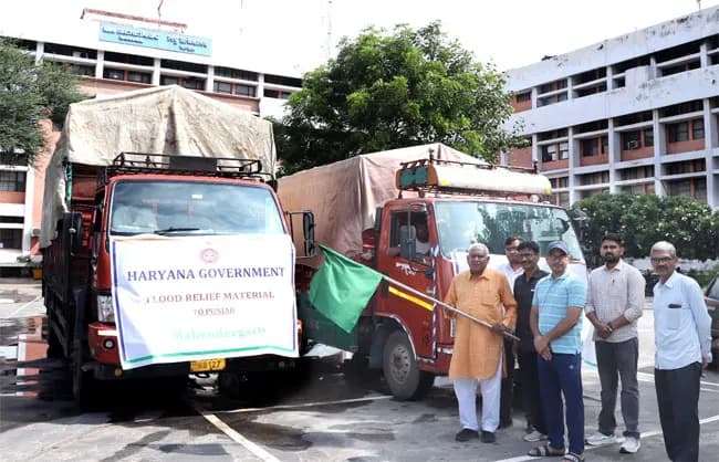नारनौल से बाढ़ प्रभावित पंजाब के लिए राहत सामग्री से भरे ट्रक रवाना