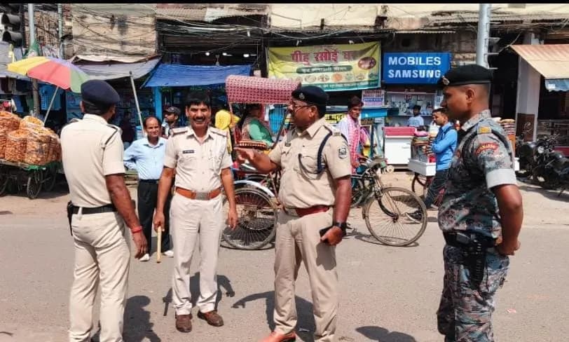 ट्रैफिक व्यवस्था को लेकर पुलिस की सख्ती, सड़क किनारे ठेला-खोमचा जब्त करने का आदेश