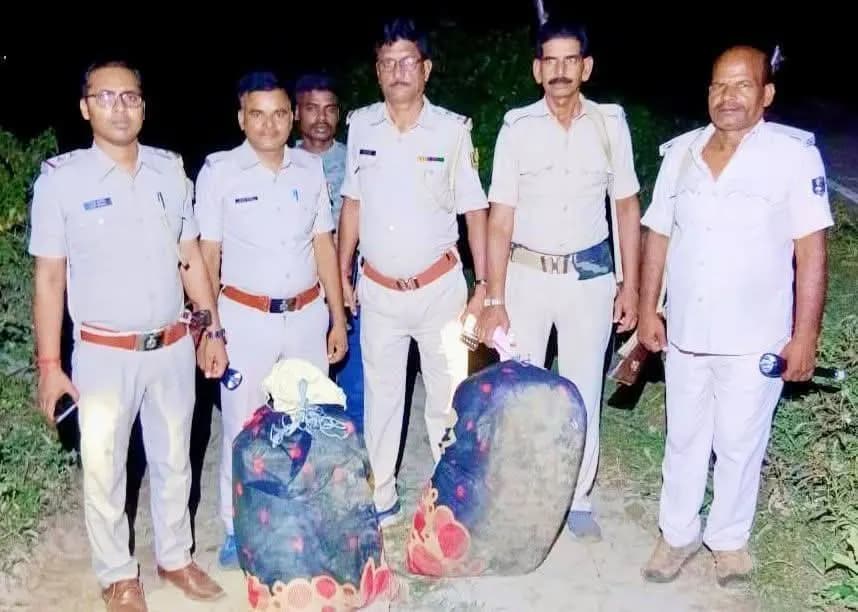 रात के अंधेरे में नदी पारकर लाया गया 35 किलो तस्करी का गांजा जब्त