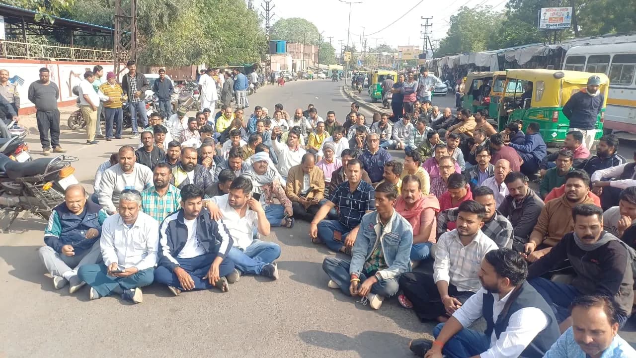 सडक़ हादसे में युवक की मौत : परिजन का शव उठाने से इंकार, एमजीएच मोर्चरी के बाहर रास्ता जाम