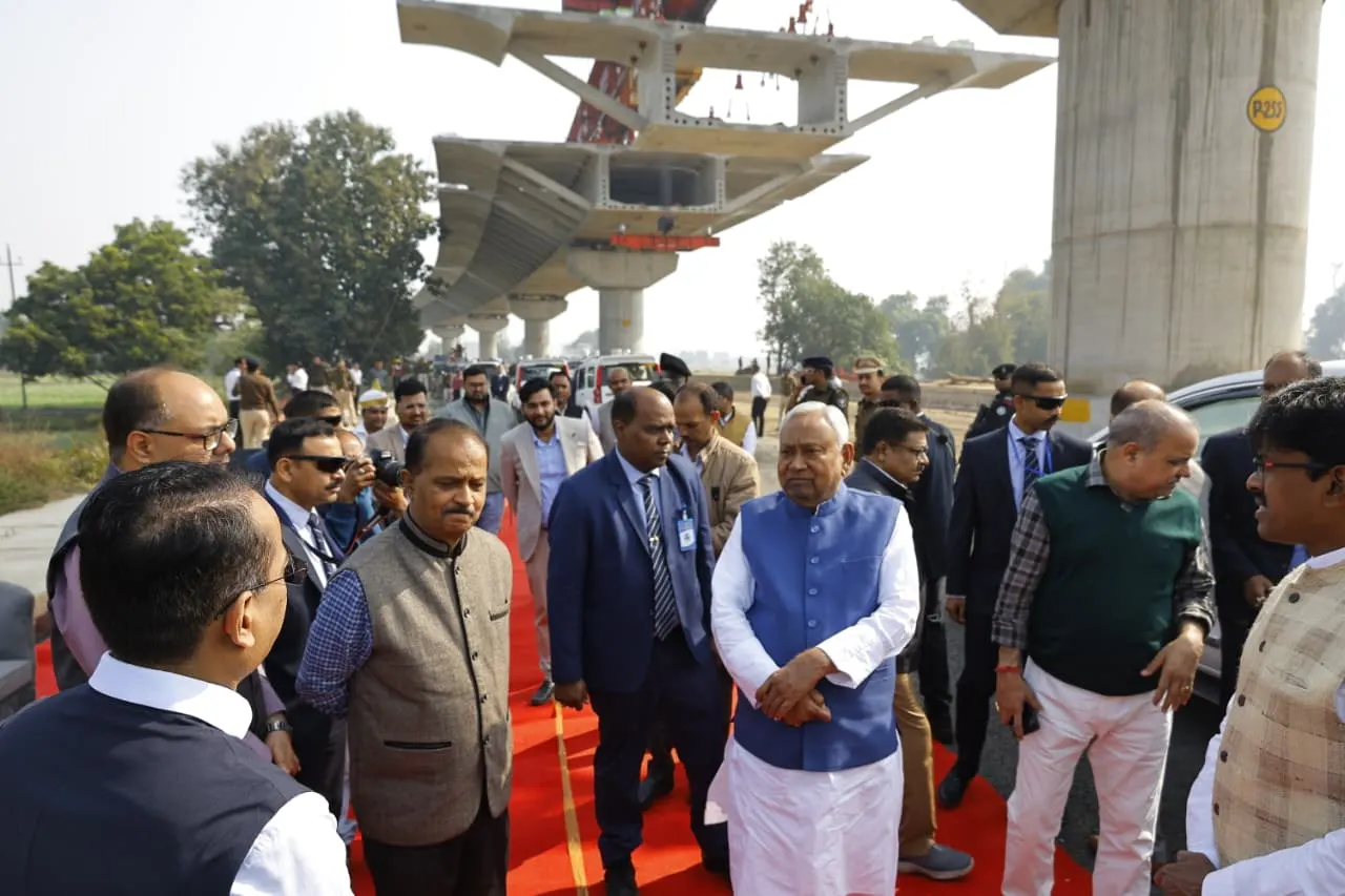 मुख्यमंत्री नीतीश कुमार ने दानापुर-बिहटा एलिवेटेड कॉरिडोर और शेरपुर-दिघवारा गंगा पुल के निर्माण कार्य का किया निरीक्षण