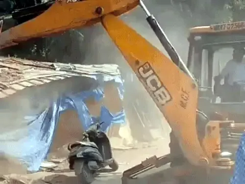फरीदाबाद नगर निगम ने अवैध निर्माण पर चलाया बुलडोजर