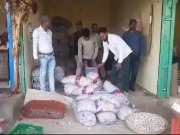 जबलपुर कृषि उपज मंडी स्थित दुकान से 2 क्विंटल चाइना लहसुन जब्त